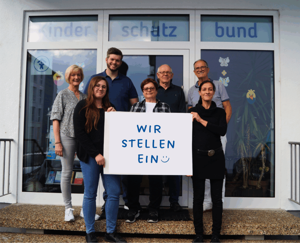 Vorstandsmitglieder des KSB AB mit einem Schild